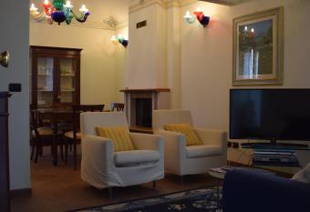 Appartamento Via Mazzini 16 has rooms with a private hot tub