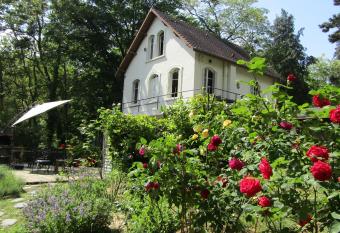 LA CHERIELLE has Balcony rooms