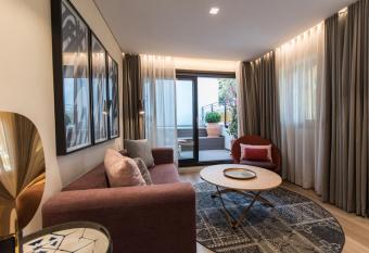 Suites Murillo Plaza Sta. Cruz has rooms with a private hot tub