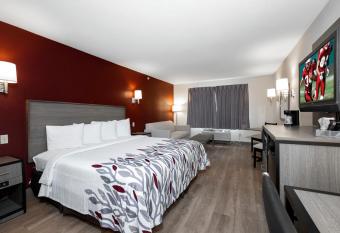 Red Roof Inn Clifton Park has rooms with a private hot tub