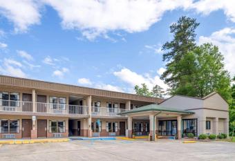 Super 8 by Wyndham Gadsden AL has Smoking rooms