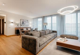 EXCLUSIVE Aparthotel MARINA has rooms with a private hot tub