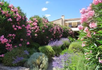 Le Jas de Gordes allows 18 year olds to book a room