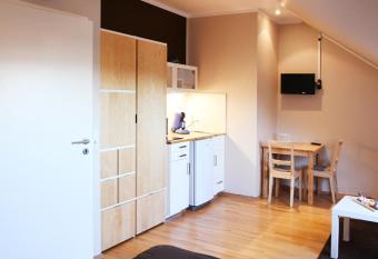 Modernes Studio in Richrath allows 18 year olds to book a room