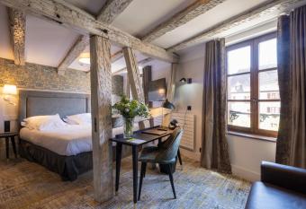 Logis H  tel-Restaurant du Mouton has rooms with a private hot tub