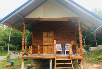 Happy Home Kohjum has rooms with a private hot tub