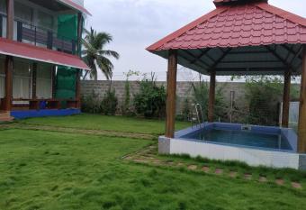 Waves Beach House has Balcony rooms