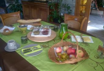 Le Clos Pr   has Balcony rooms