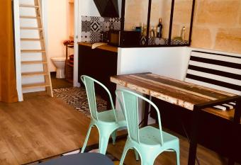 Les Suites de La Villa Mouneyra allows 18 year olds to book a room