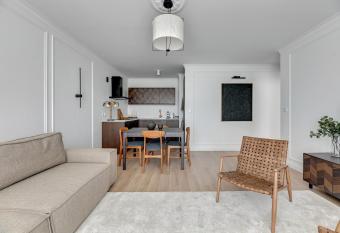 Downtown Apartments Angielska Grobla allows 18 year olds to book a room