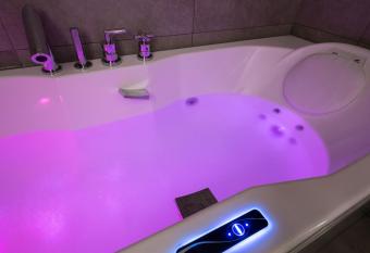 Auberge de Clochemerle, Spa privatif & restaurant gastronomique has rooms with a private hot tub