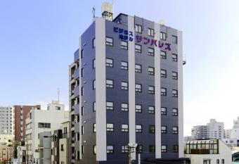 Business Hotel Sunpalace allows 18 year olds to book a room