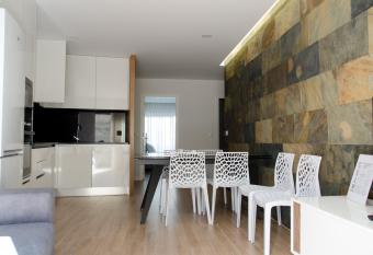 Ant  nia s house allows 18 year olds to book a room