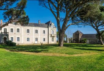 Vignoble Ch  teau Pi  gu   - winery has Balcony rooms