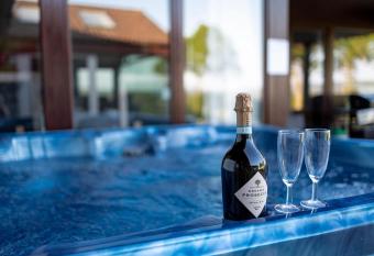 Kingsley Lake View has rooms with a private hot tub