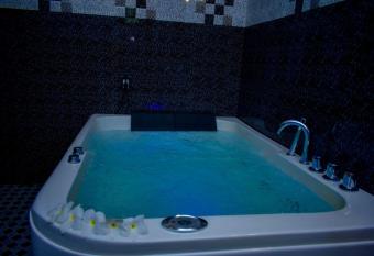 The Green Lagoon Villa has rooms with a private hot tub