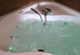 Tropical - In the Woods allows 18 year olds to book a room