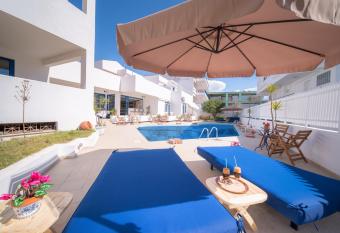 G & K Hotel Fiore di Candia -                                        allows 18 year olds to book a room