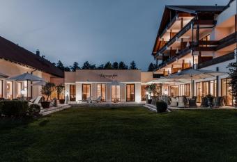 Der Eisvogel - Wellness- & Genusshotel allows 18 year olds to book a room