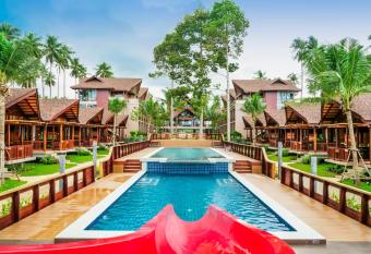 Khanom Cabana Beach Resort has Balcony rooms