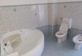 Bed and Breakfast Giaveno Rio has rooms with a private hot tub