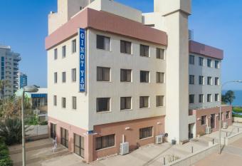 Ginot Yam Hotel allows 18 year olds to book a room