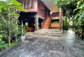 HomeandHomestay Chiang Kham allows 18 year olds to book a room