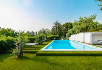 Lake & Country Holidays has Balcony rooms