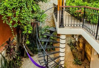 Casa Del Maya Bed & Breakfast has Balcony rooms