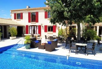 H  tel Le Mas Des Amandiers allows 18 year olds to book a room