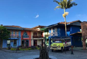 El Ed  n Country hotel y Club Residencial allows 18 year olds to book a room