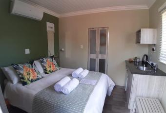 Gathering Guesthouse - Aloe room allows 18 year olds to book a room