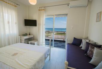 Chelona Apartments has Balcony rooms