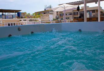 Hotel El Olimpo allows 18 year olds to book a room