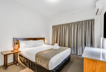 Rockhampton Riverside Central Hotel Official allows 18 year olds to book a room