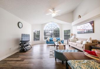 Great Lovely Family Apartment close Disney has Balcony rooms