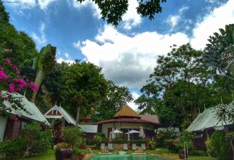 Le Passe-Temps has Balcony rooms