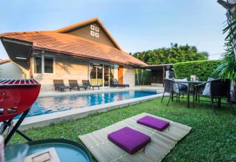 AnB Poolvilla Grand Modern 3BR Jomtien for 10pax has Balcony rooms