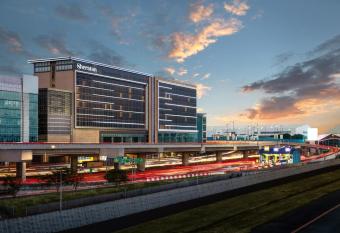 Sheraton Manila Hotel has rooms with a private hot tub