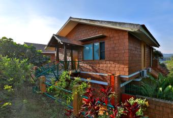 Heritage Resort Coorg has rooms with a private hot tub