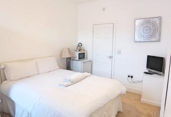 Whitburn Guest House About 7 mins Walk To The City Free Internet TV allows 18 year olds to book a room