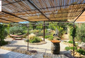 A 2 pas des vignes, hebergements et Spa, maison num  ro 12    Ch  teauneuf du Pape has Balcony rooms