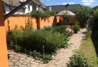 Ferienhaus Rheinperle mit Garten in Remagen am Rhein - N  he Bonn allows 18 year olds to book a room