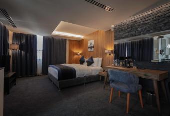 Monarch Hotel Amman has rooms with a private hot tub