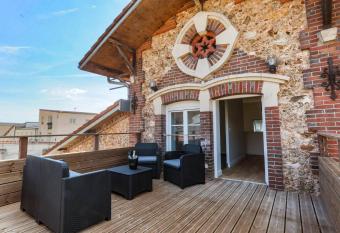 G  te Le Pressoir allows 18 year olds to book a room