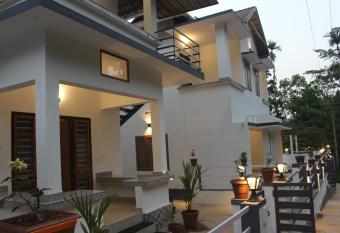 Zavon Holiday Home has Balcony rooms