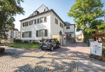 Ferienwohnung in der Villa Blumer allows 18 year olds to book a room