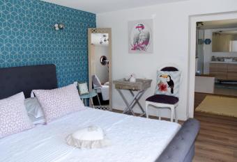 Les Bessonnes has Balcony rooms