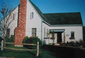 Gardenview Bed and Breakfast has rooms with a private hot tub