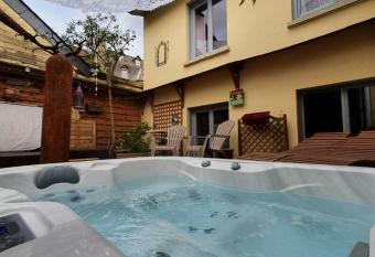 Le Patio de Luchon has rooms with a private hot tub
